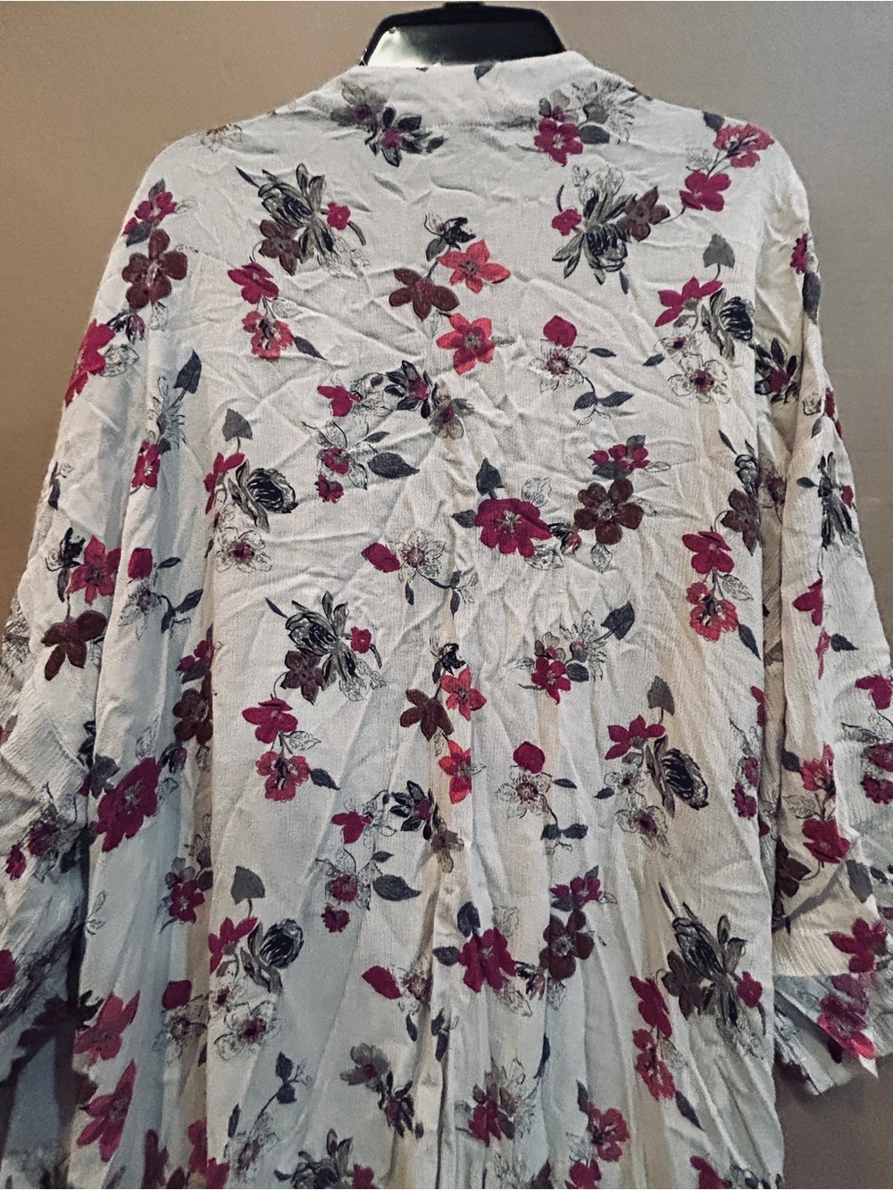 easel White Rayon Floral Duster with Red and Pink Flowers - Picture 8 of 12